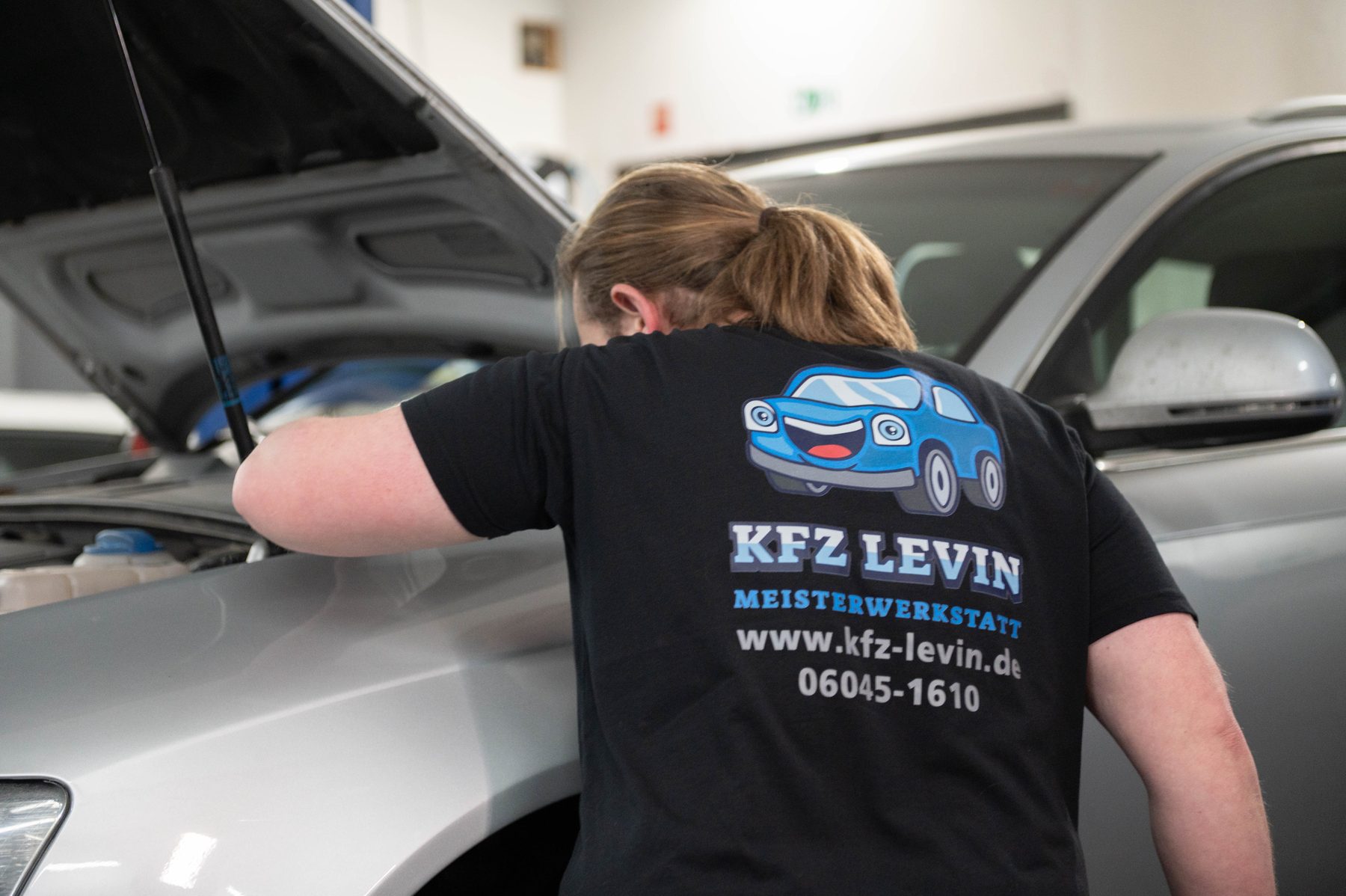 Reparatur an der Hebebühne